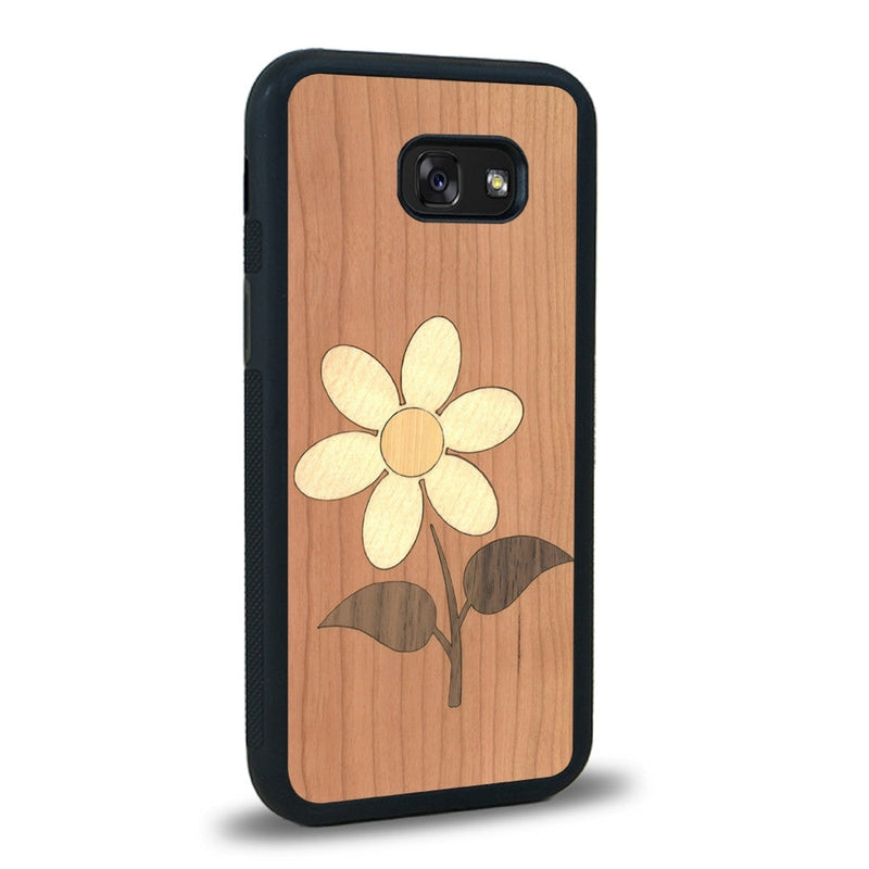 Coque de protection en bois véritable fabriquée en France pour Samsung A5 alliant plusieurs essences de bois pour représenter une marguerite