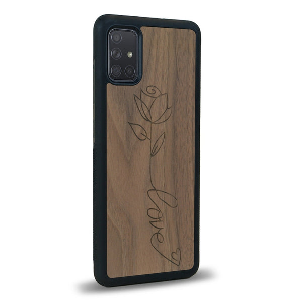 Coque de protection en bois véritable fabriquée en France pour Samsung A51 sur le thème de la fête des mères avec un motif représentant une fleur dont la tige forme le mot "love"