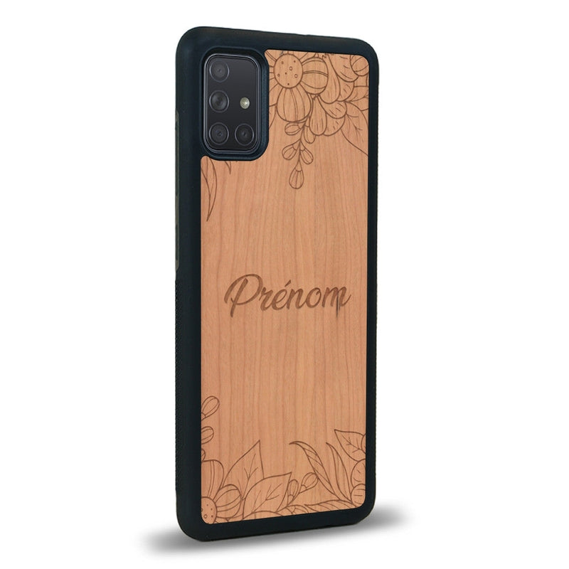 Coque de protection en bois véritable fabriquée en France pour Samsung A51 sur le thème de la fête des mères avec un motif représentant des fleurs et des feuilles