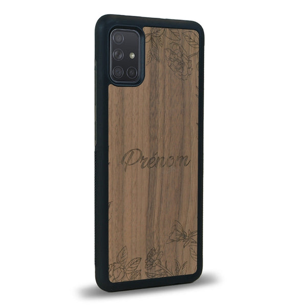 Coque de protection en bois véritable fabriquée en France pour Samsung A51 sur le thème de la fête des mères avec un motif représentant des fleurs et des feuilles