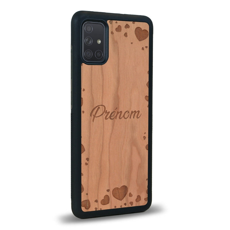 Coque de protection en bois véritable fabriquée en France pour Samsung A51 sur le thème de la fête des mères avec un motif représentant des coeurs et des feuilles