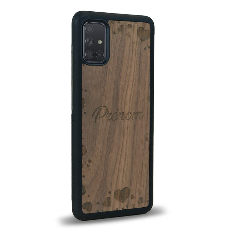 Coque de protection en bois véritable fabriquée en France pour Samsung A51 sur le thème de la fête des mères avec un motif représentant des coeurs et des feuilles