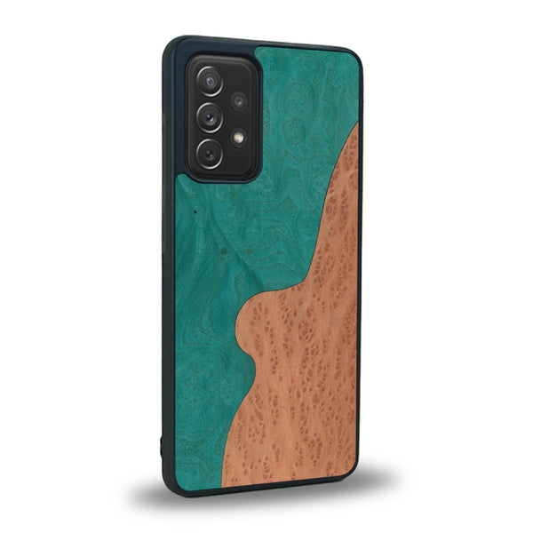 Coque de protection en bois véritable fabriquée en France pour Samsung A52 alliant plusieurs essences de bois pour représenter une plage paradisiaque