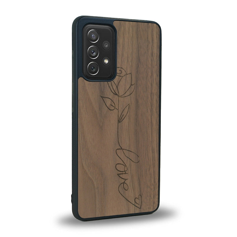 Coque de protection en bois véritable fabriquée en France pour Samsung A52 sur le thème de la fête des mères avec un motif représentant une fleur dont la tige forme le mot "love"