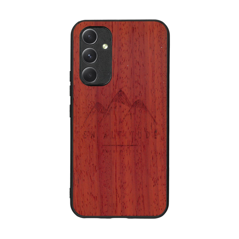 Coque de protection en bois véritable fabriquée en France pour Samsung A54 5G représentant des montagnes, sur le thème de la randonnée en pleine nature et du trail