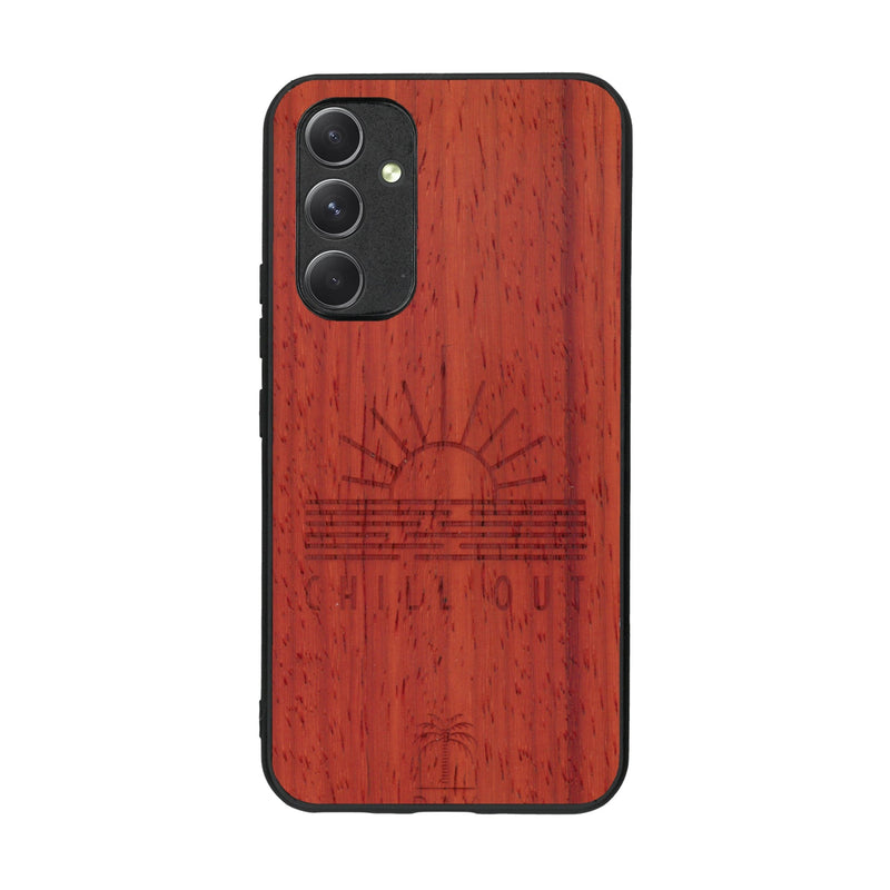 Coque de protection en bois véritable fabriquée en France pour Samsung A54 5G sur le thème chill avec un motif représentant un couché de soleil sur l'océan et la phrase "Chill out"