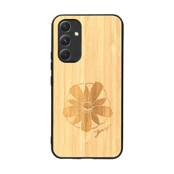 Coque de protection en bois véritable fabriquée en France pour Samsung A54 5G sur le thème des fleurs et de la montagne avec un motif de gravure représentant les pétales d'une fleur des montagnes