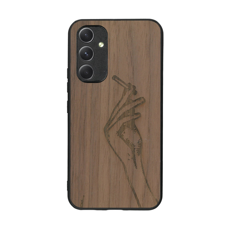 Coque de protection en bois véritable fabriquée en France pour Samsung A54 5G représentant une main de femme tenant une cigarette de type line art en collaboration avec l'artiste Maud Dabs