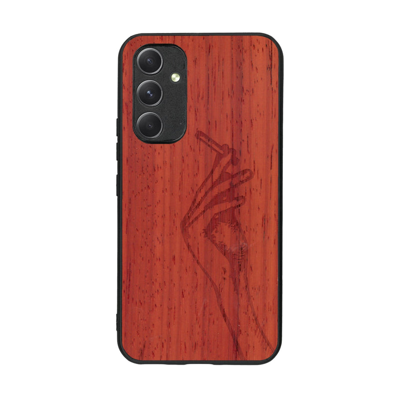 Coque de protection en bois véritable fabriquée en France pour Samsung A54 5G représentant une main de femme tenant une cigarette de type line art en collaboration avec l'artiste Maud Dabs