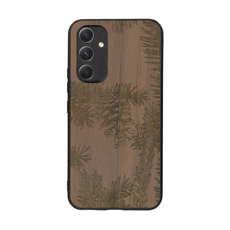 Coque de protection en bois véritable fabriquée en France pour Samsung A54 5G sur le thème de la nature des arbres avec un motif de gravure représentant des épines de sapin et des pommes de pin