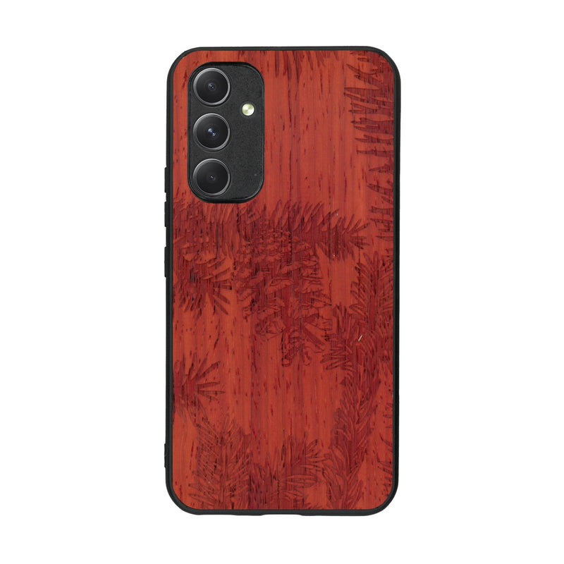 Coque de protection en bois véritable fabriquée en France pour Samsung A54 5G sur le thème de la nature des arbres avec un motif de gravure représentant des épines de sapin et des pommes de pin