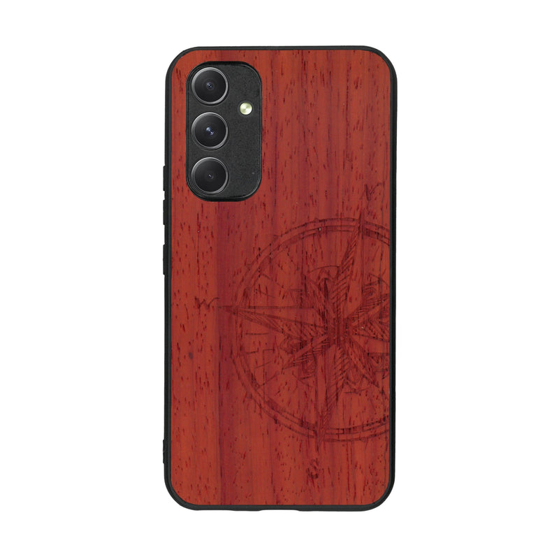 Coque de protection en bois véritable fabriquée en France pour Samsung A54 5G avec une gravure "rose des vents" sur le thème nautique et de l'océan qui s'inspire des boussoles de pirate