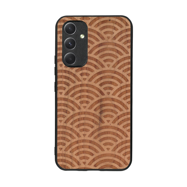 Coque de protection en bois véritable fabriquée en France pour Samsung A54 5G baptisée "La Sinjak" avec un motif de gravure abstrait représentant la répétition d'un symbole wifi