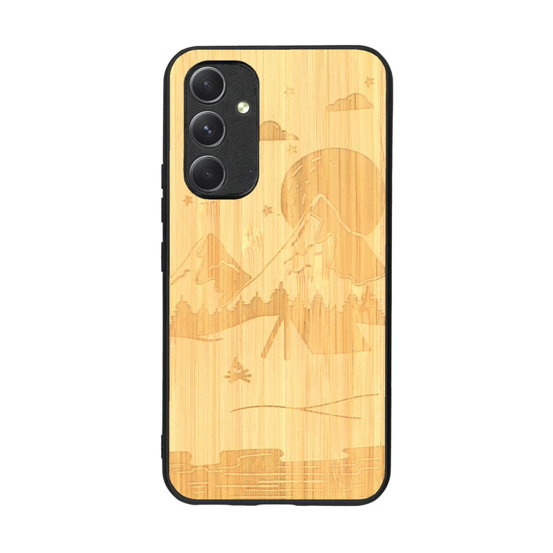 Coque de protection en bois véritable fabriquée en France pour Samsung A54 5G sur le thème du camping en pleine nature représentant une tente avec un feu de camp entouré de montagnes