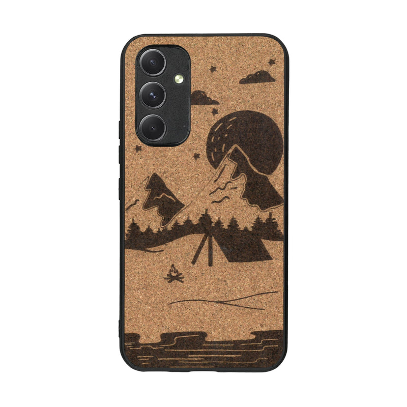 Coque de protection en bois véritable fabriquée en France pour Samsung A54 5G sur le thème du camping en pleine nature représentant une tente avec un feu de camp entouré de montagnes