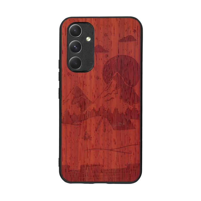 Coque de protection en bois véritable fabriquée en France pour Samsung A54 5G sur le thème du camping en pleine nature représentant une tente avec un feu de camp entouré de montagnes