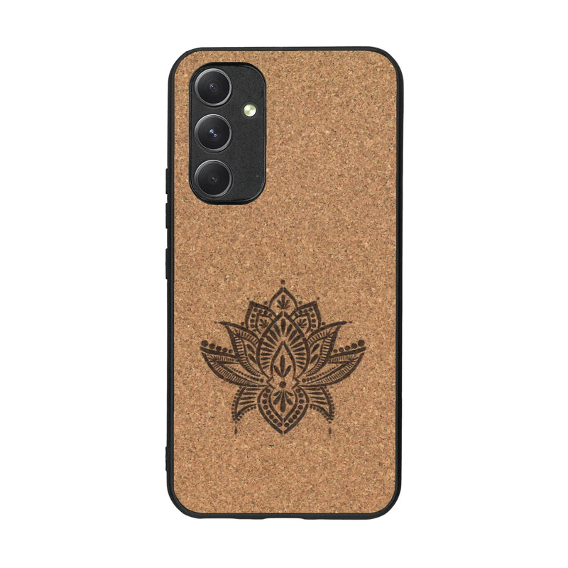 Coque de protection en bois véritable fabriquée en France pour Samsung A54 5G sur le thème de la nature et du yoga avec une gravure zen représentant une fleur de lotus