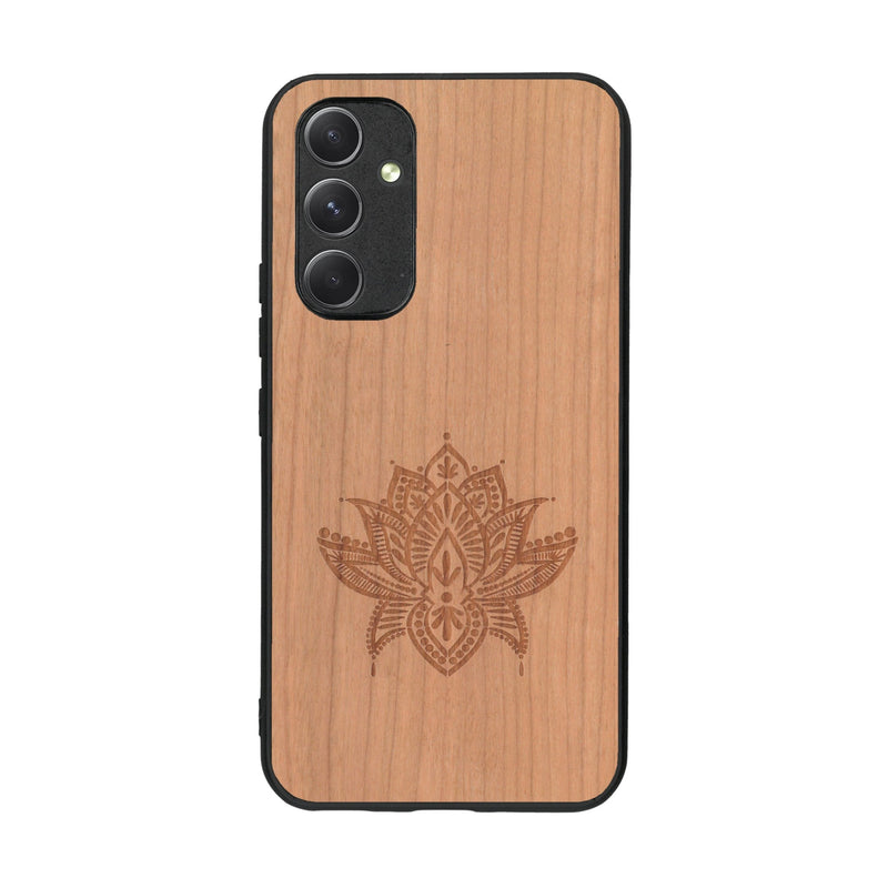 Coque de protection en bois véritable fabriquée en France pour Samsung A54 5G sur le thème de la nature et du yoga avec une gravure zen représentant une fleur de lotus