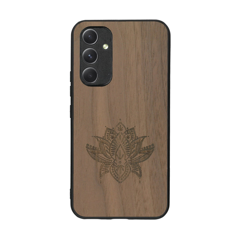 Coque de protection en bois véritable fabriquée en France pour Samsung A54 5G sur le thème de la nature et du yoga avec une gravure zen représentant une fleur de lotus