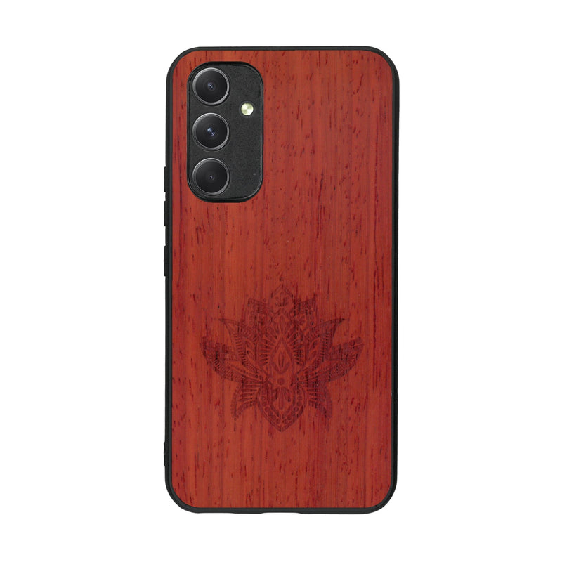 Coque de protection en bois véritable fabriquée en France pour Samsung A54 5G sur le thème de la nature et du yoga avec une gravure zen représentant une fleur de lotus