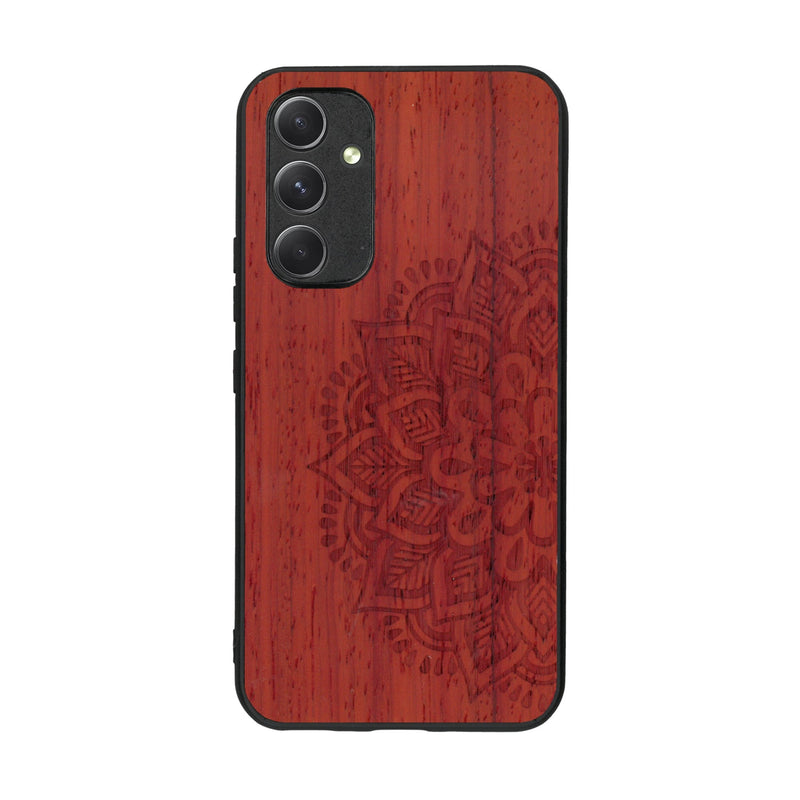 Coque de protection en bois véritable fabriquée en France pour Samsung A54 5G sur le thème de la bohème et du tatouage au henné avec une gravure représentant un mandala