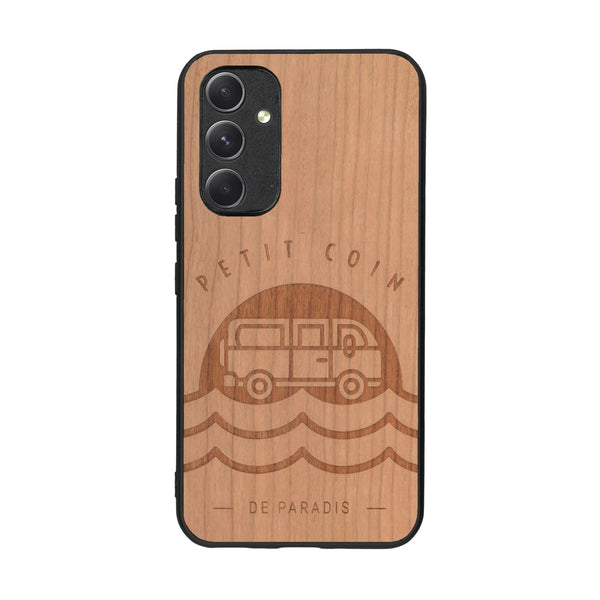 Coque de protection en bois véritable fabriquée en France pour Samsung A54 5G sur le thème des voyages en vans, vanlife et chill avec une gravure représentant un van vw combi devant le soleil couchant sur une plage avec des vagues