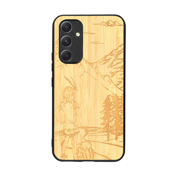 Coque de protection en bois véritable fabriquée en France pour Samsung A54 5G sur le thème de la randonnée en montagne et de l'aventure avec une gravure représentant une femme de dos face à un paysage de nature