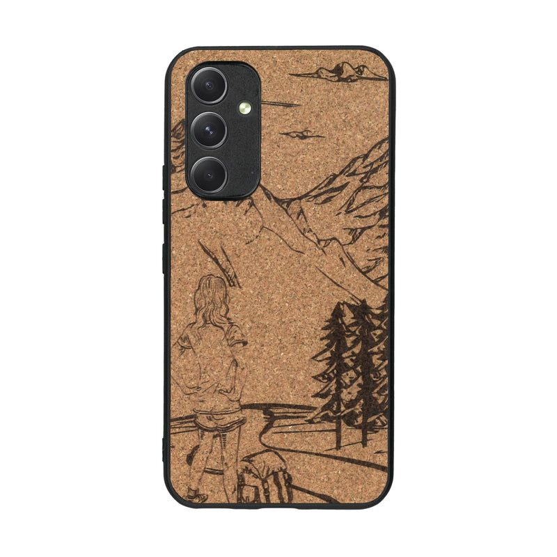 Coque de protection en bois véritable fabriquée en France pour Samsung A54 5G sur le thème de la randonnée en montagne et de l'aventure avec une gravure représentant une femme de dos face à un paysage de nature