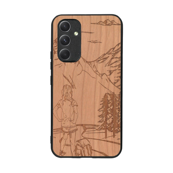 Coque de protection en bois véritable fabriquée en France pour Samsung A54 5G sur le thème de la randonnée en montagne et de l'aventure avec une gravure représentant une femme de dos face à un paysage de nature