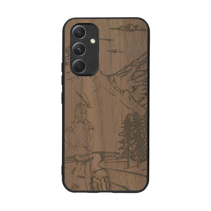 Coque de protection en bois véritable fabriquée en France pour Samsung A54 5G sur le thème de la randonnée en montagne et de l'aventure avec une gravure représentant une femme de dos face à un paysage de nature