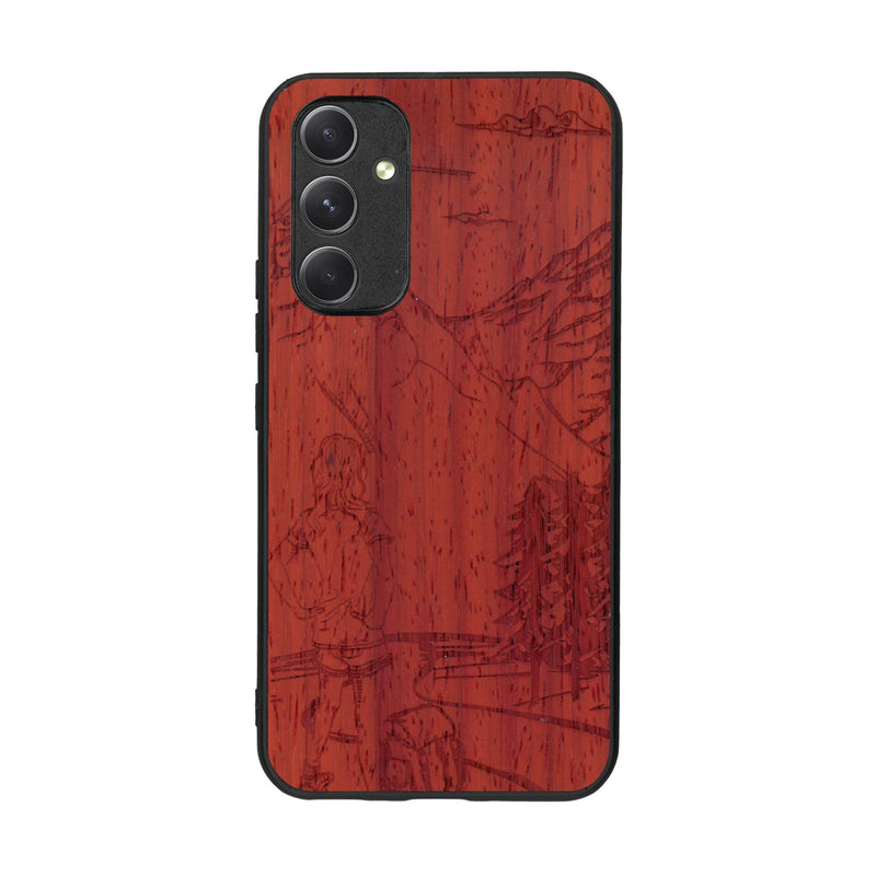 Coque de protection en bois véritable fabriquée en France pour Samsung A54 5G sur le thème de la randonnée en montagne et de l'aventure avec une gravure représentant une femme de dos face à un paysage de nature