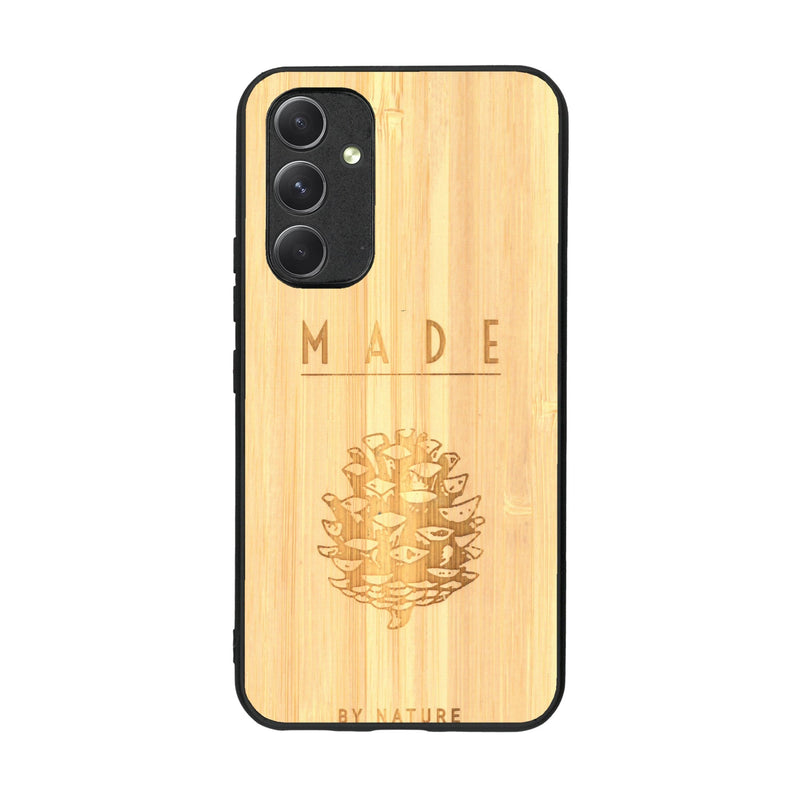 Coque de protection en bois véritable fabriquée en France pour Samsung A54 5G sur le thème de la nature et des arbres avec une gravure représentant une pomme de pin et la phrase "made by nature"