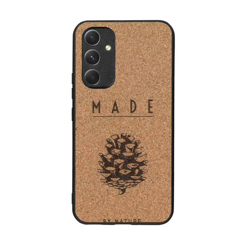 Coque de protection en bois véritable fabriquée en France pour Samsung A54 5G sur le thème de la nature et des arbres avec une gravure représentant une pomme de pin et la phrase "made by nature"