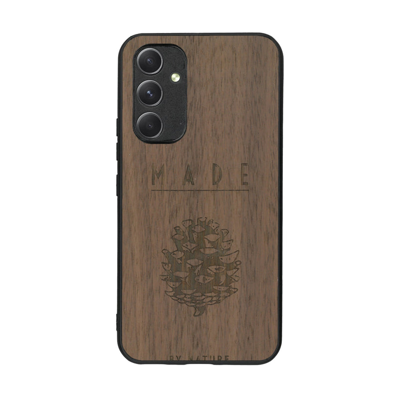 Coque de protection en bois véritable fabriquée en France pour Samsung A54 5G sur le thème de la nature et des arbres avec une gravure représentant une pomme de pin et la phrase "made by nature"