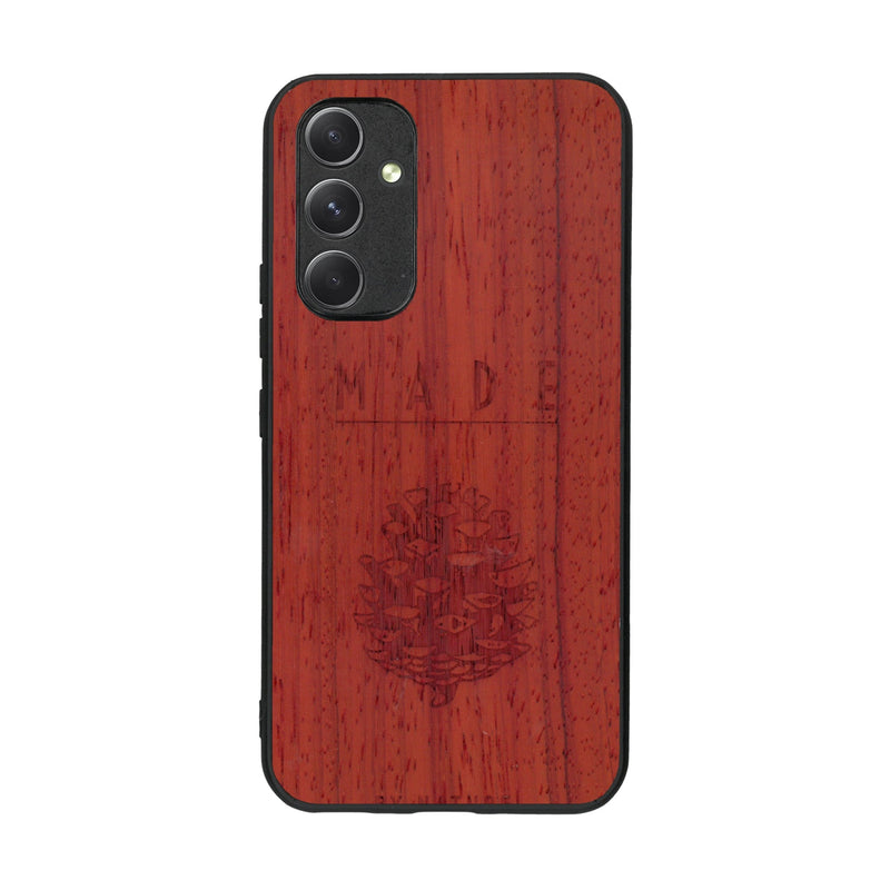 Coque de protection en bois véritable fabriquée en France pour Samsung A54 5G sur le thème de la nature et des arbres avec une gravure représentant une pomme de pin et la phrase "made by nature"