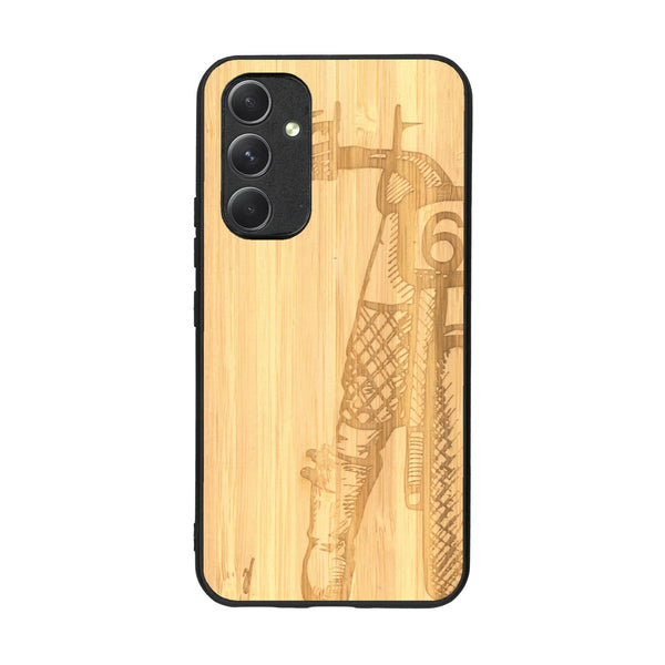 Coque de protection en bois véritable fabriquée en France pour Samsung A54 5G représentant une vue de face d'une femme sur une moto vintage dessinée à la main par l'artiste Maud Dabs