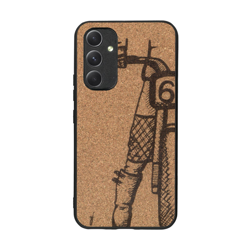 Coque de protection en bois véritable fabriquée en France pour Samsung A54 5G représentant une vue de face d'une femme sur une moto vintage dessinée à la main par l'artiste Maud Dabs