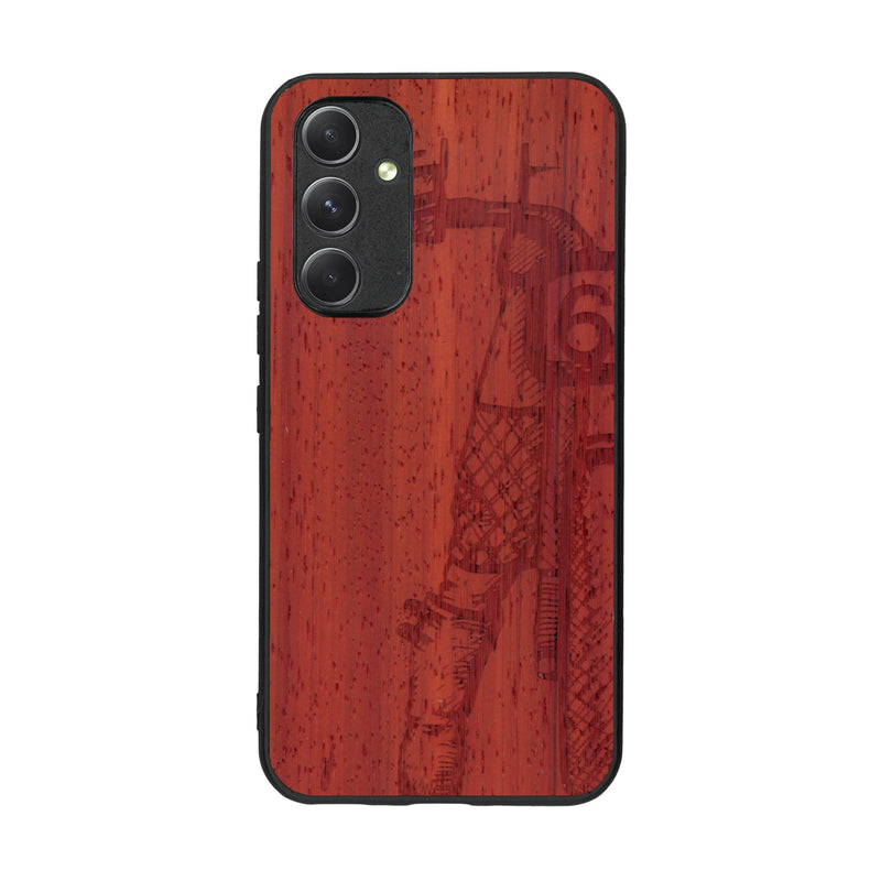 Coque de protection en bois véritable fabriquée en France pour Samsung A54 5G représentant une vue de face d'une femme sur une moto vintage dessinée à la main par l'artiste Maud Dabs