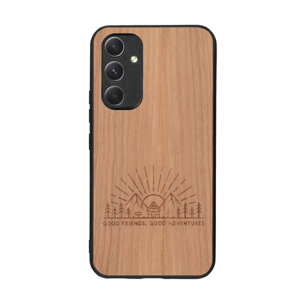 Coque de protection en bois véritable fabriquée en France pour Samsung A54 5G sur le thème chill et nature avec un motif représentant un levé de soleil sur un paysage de montagne avec des sapins et un chalet et la phrase "Good friends, good adventure"