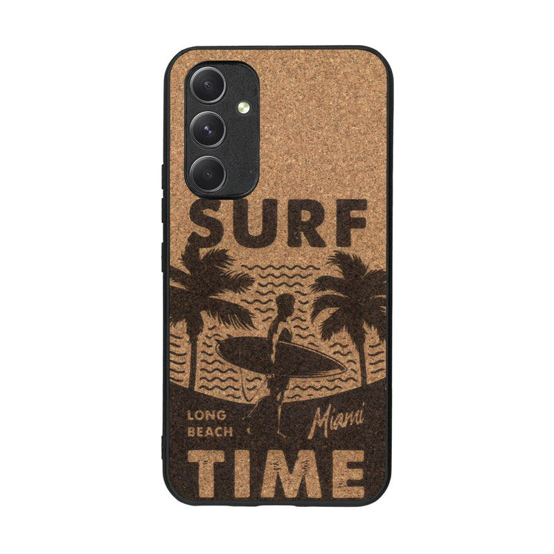 Coque de protection en bois véritable fabriquée en France pour Samsung A54 5G sur le thème chill avec un motif représentant une silouhette tenant une planche de surf sur une plage entouré de palmiers et les mots "Surf Time Long Beach Miami"