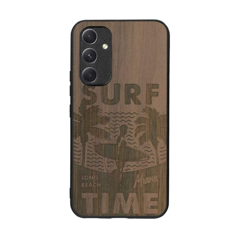 Coque de protection en bois véritable fabriquée en France pour Samsung A54 5G sur le thème chill avec un motif représentant une silouhette tenant une planche de surf sur une plage entouré de palmiers et les mots "Surf Time Long Beach Miami"