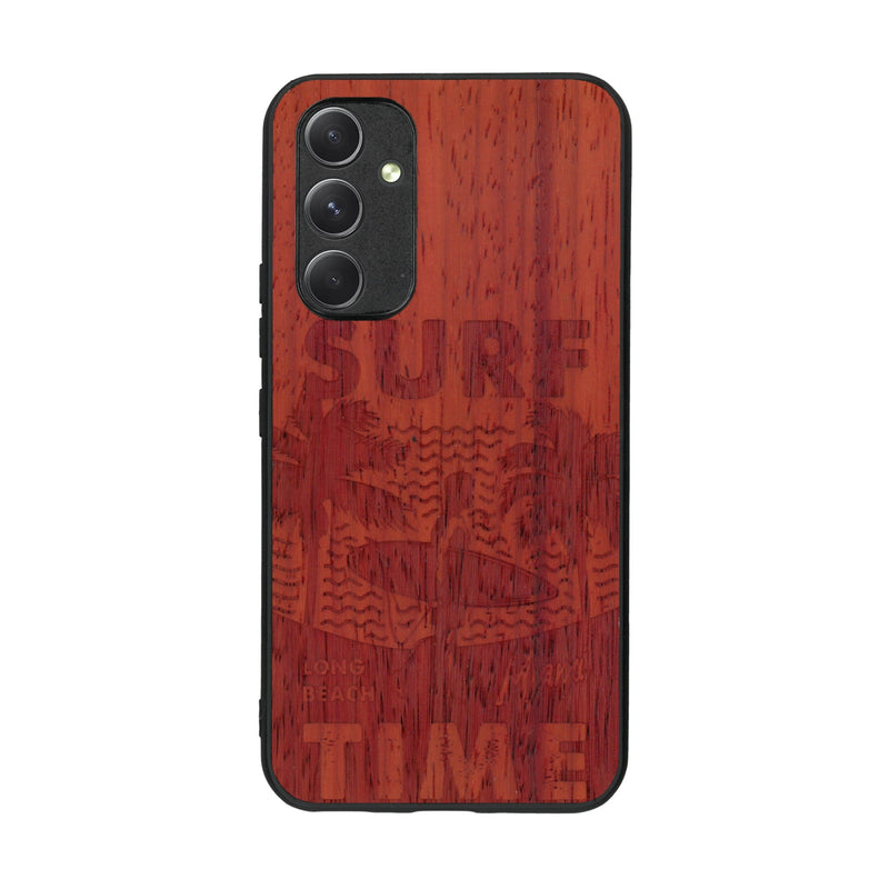 Coque de protection en bois véritable fabriquée en France pour Samsung A54 5G sur le thème chill avec un motif représentant une silouhette tenant une planche de surf sur une plage entouré de palmiers et les mots "Surf Time Long Beach Miami"