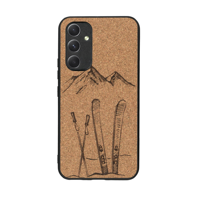 Coque de protection en bois véritable fabriquée en France pour Samsung A54 5G sur le thème de la montagne, du ski et de la neige avec un motif représentant une paire de ski plantée dans la neige avec en fond des montagnes enneigées