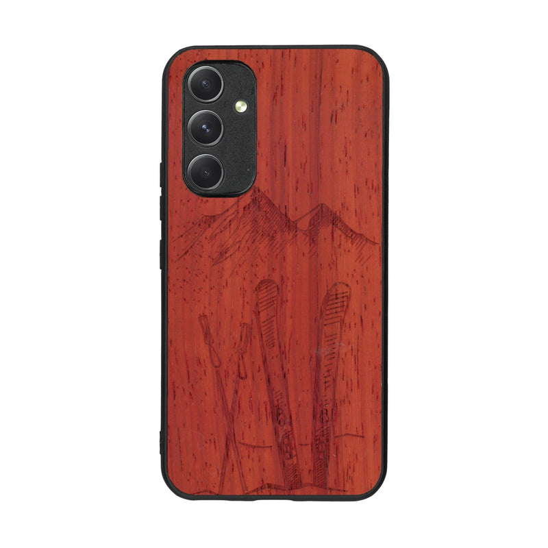 Coque de protection en bois véritable fabriquée en France pour Samsung A54 5G sur le thème de la montagne, du ski et de la neige avec un motif représentant une paire de ski plantée dans la neige avec en fond des montagnes enneigées