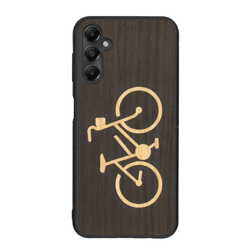 Coque de protection en bois véritable fabriquée en France pour Samsung A55 5G sur le theme du vélo et de l'outdoor qui allie du bambou et du chêne fumé représentant un vélo