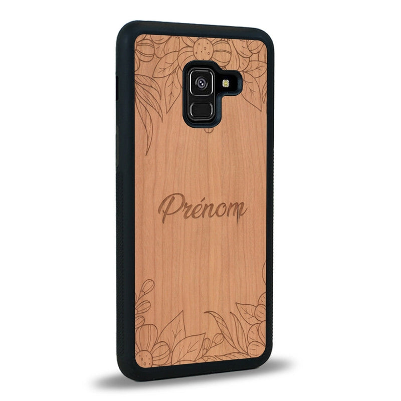 Coque de protection en bois véritable fabriquée en France pour Samsung A8 2018 sur le thème de la fête des mères avec un motif représentant des fleurs et des feuilles