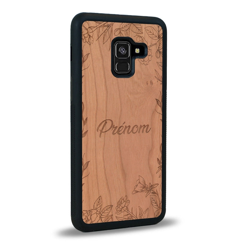 Coque de protection en bois véritable fabriquée en France pour Samsung A8 2018 sur le thème de la fête des mères avec un motif représentant des fleurs et des feuilles