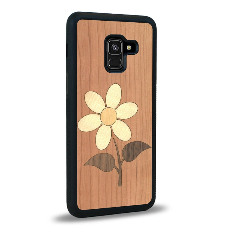 Coque de protection en bois véritable fabriquée en France pour Samsung A8 2018 alliant plusieurs essences de bois pour représenter une marguerite