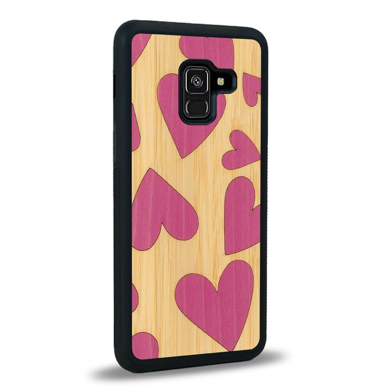 Coque de protection en bois véritable fabriquée en France pour Samsung A8 2018 alliant plusieurs essences de bois pour représenter des coeurs pour les amoureux