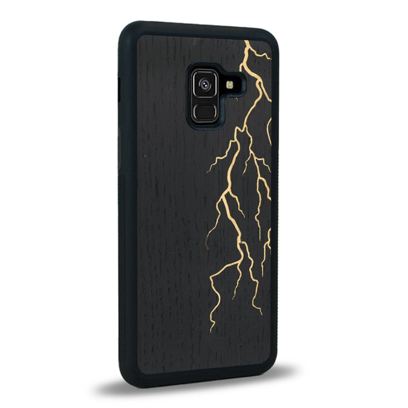 Coque de protection en bois véritable fabriquée en France pour Samsung A8 2018 alliant plusieurs essences de bois pour représenter un éclair divin